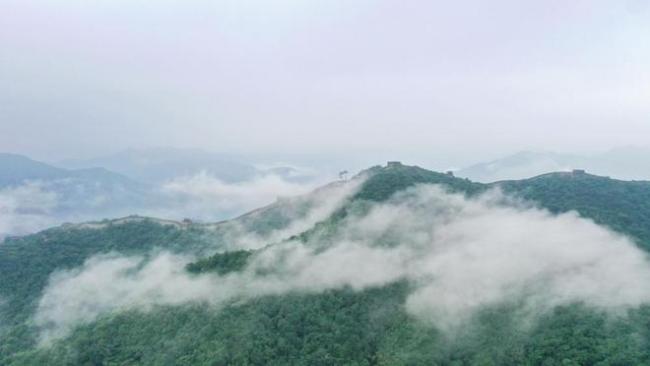 北京上空出现平流雾景观 长城云海如梦如幻