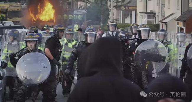 英多地发生骚乱 唐宁街被扔燃烧瓶 难民争议引爆街头冲突