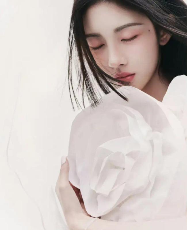鞠婧祎公主切黑长直 美学与社会影响的双重镜像