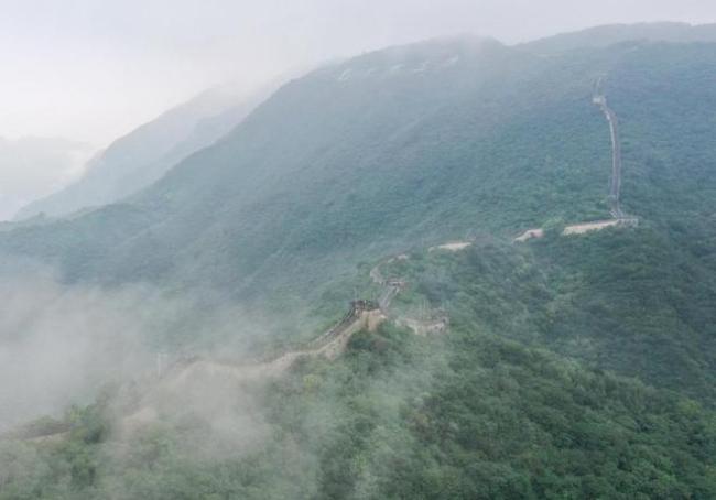 北京上空出现平流雾景观 长城云海如梦如幻