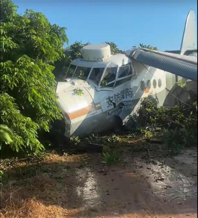 海南一小飞机坠落？警方回应 机身完好，系紧急迫降