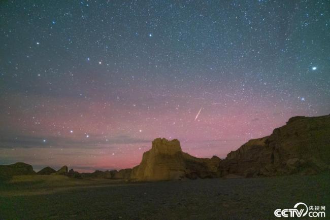 新疆哈密：流星邂逅浪漫极光