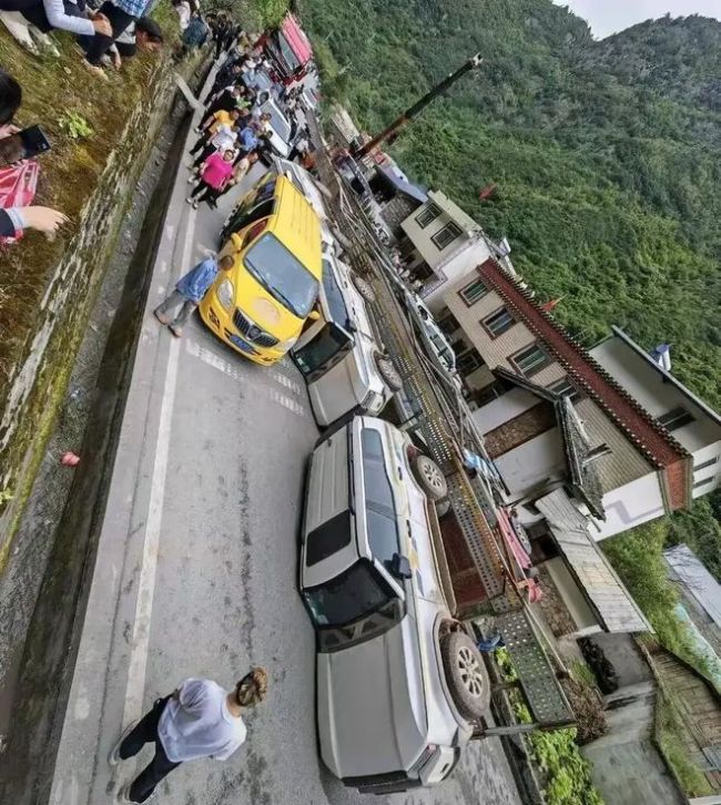 大挂车侧翻砸中面包车乘客跳出避险 丰田霸道变"灾祸"现场惊心