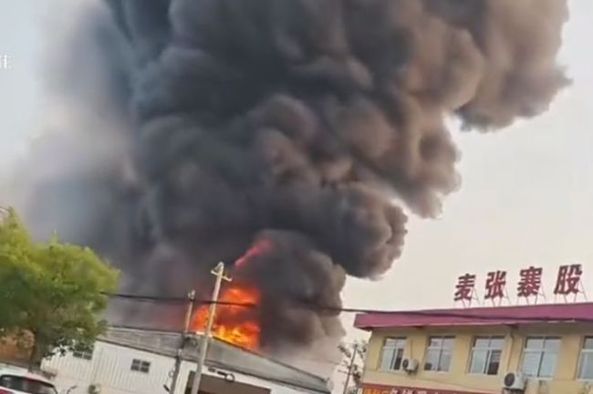 西安一厂区起火爆燃 消防到场处置