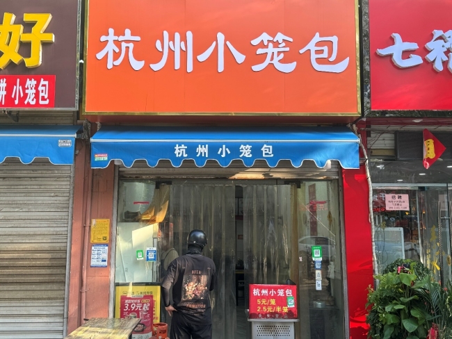 外卖热销店铺竟和废品站开在一起 小吃店逆袭之路