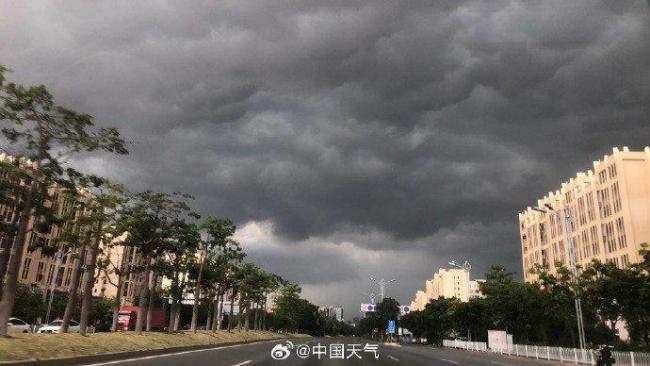 福建多地一秒天黑 雷声震天大雨倾盆