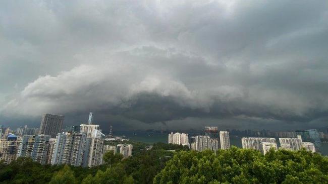 福建多地一秒天黑 雷声震天大雨倾盆