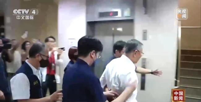 台湾民众党主席柯文哲拒绝夜间侦讯被当庭逮捕