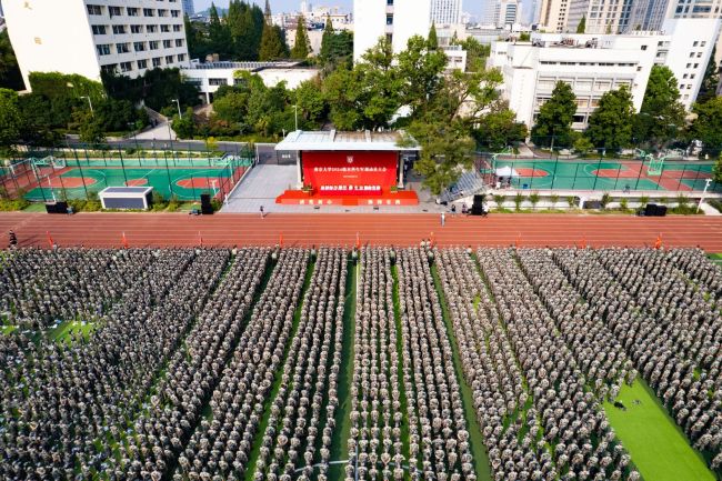 南京大学新生开启超燃军训 锤炼意志，铸就青春梦想