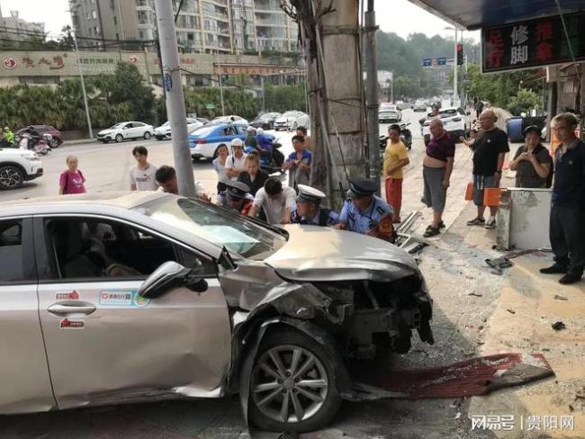 贵阳一公交车失控连撞十几辆车 司机疑似酒驾引众怒