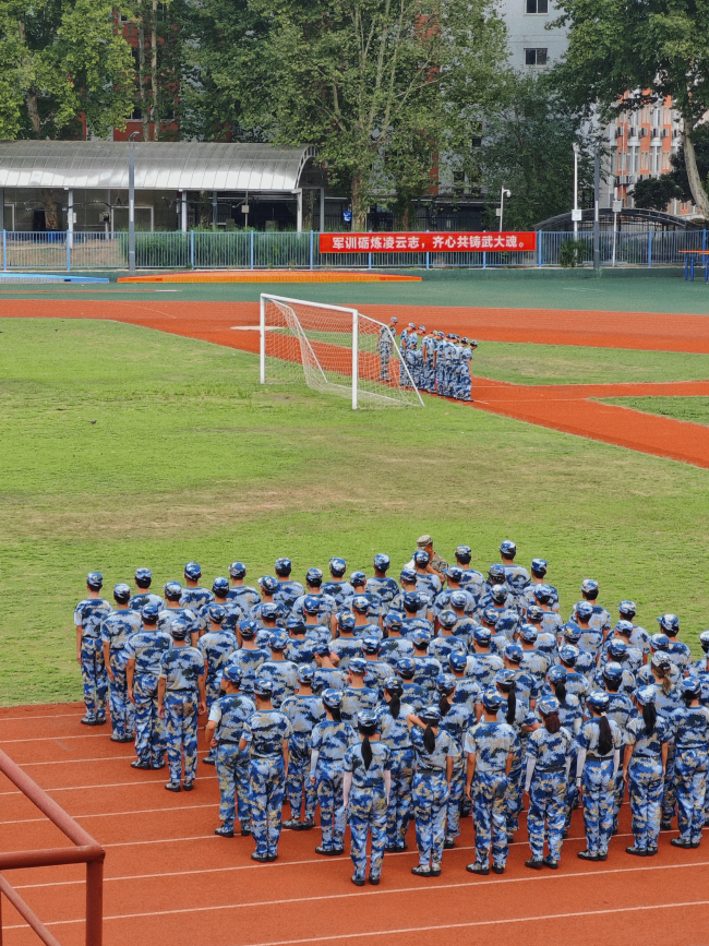 武汉一大学军训汇演堪比影视大片 青春军魂炼就强国梦