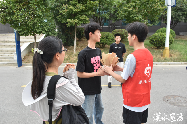 高校“残疾生”报到被爱心层层包围 暖意融融迎新生活