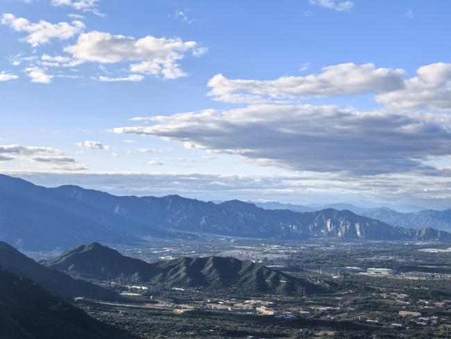 京城初秋限定美景，雨后蓝天如洗，白云悠悠入画来