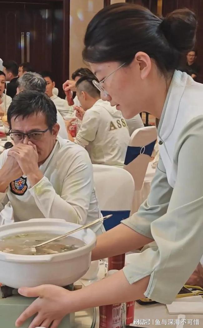 香港明星足球队到达枣庄 尝地道辣子鸡，黄日华表情成亮点