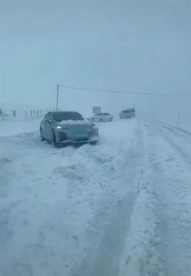 呼伦贝尔大雪 旅游大巴被困1天1夜 30余游客获救