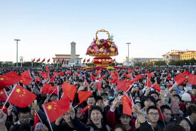 天安门广场举行国庆升国旗仪式 12.3万群众共贺祖国繁荣昌盛