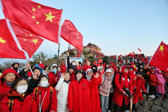 泰山之巅飘扬中国红 游客跟唱国歌祝福祖国