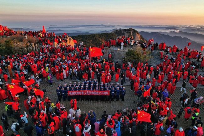 泰山之巅飘扬中国红 游客跟唱国歌祝福祖国