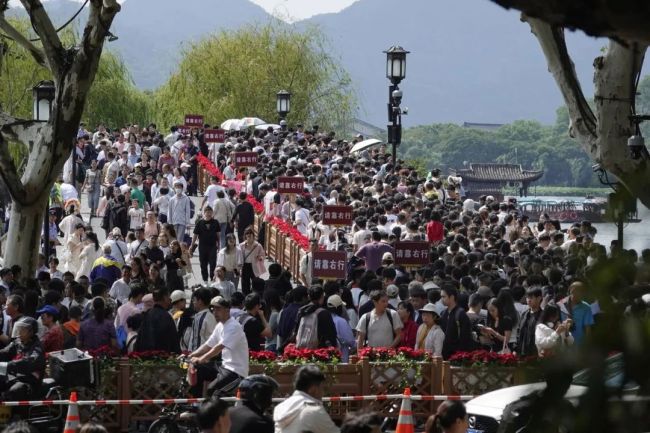 多地景区发布紧急提醒 游客量激增，请预约购票