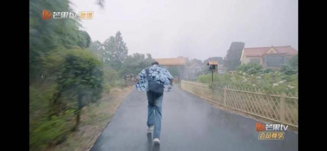 王安宇武艺淋雨反差感 偶像与搞笑的极致碰撞