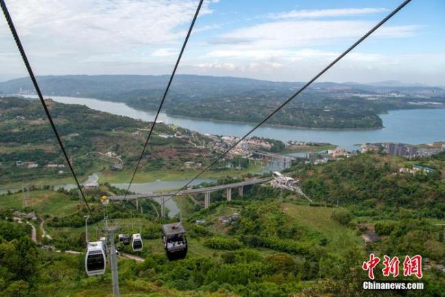 国庆假期三峡枢纽河段游客络绎不绝 索道览秋景成热门