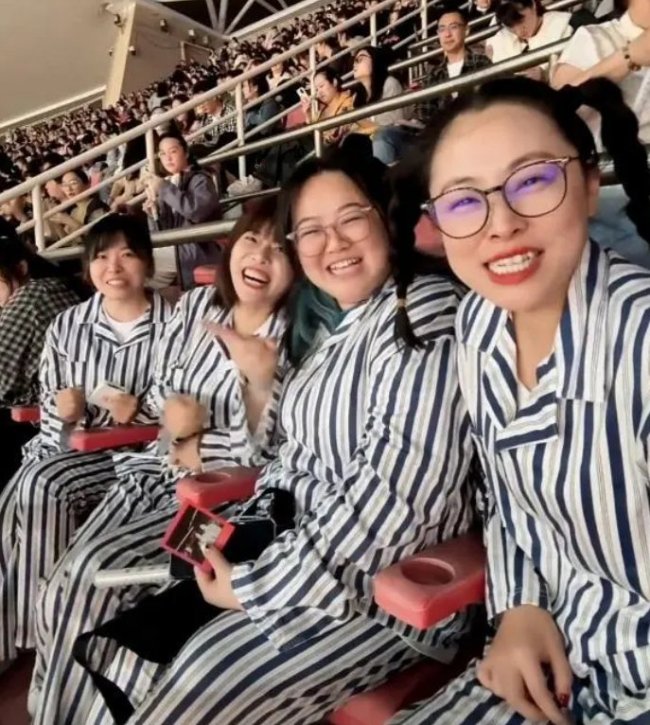 4女生穿精神病服看凤凰传奇演唱会：特意准备的