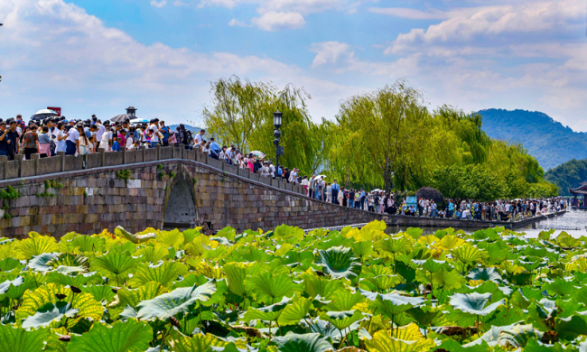 2024年10月4日，杭州西湖景区迎来国庆假期旅游岑岭。