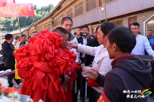 村民们含泪送别驻村第一书记 深情告别显真情