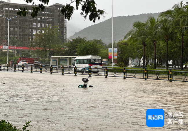 三亚教育局回应让家长暴雨天接娃 暴雨红色预警后紧急停课