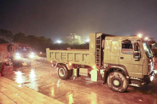 东说念主民子弟兵在海南琼海援助被困公共 风雨无阻援手忙