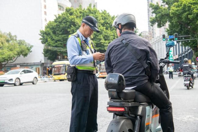 广州严查电动车遮挡号牌等违法行为