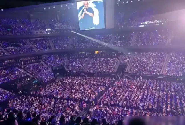 赌王四太梁安琪现身刀郎澳门演唱会 低调支持音乐盛宴