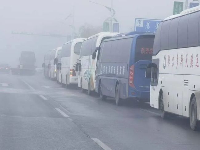 内蒙古一地14辆大巴滞留 交警接力护送学生平安抵达