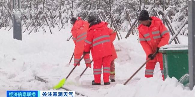 多地受暴雪影响停课停工停运 多部门连夜清雪保畅