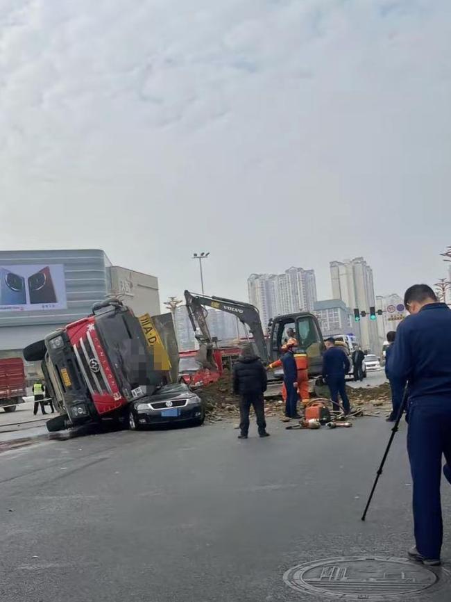 渣土车侧翻压塌小车 多人上前施救 救援正在进行中