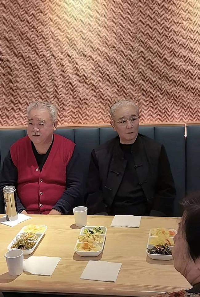 马志明现身北京吃牛肉面,79岁头发全白精气神差,恐不再说相声