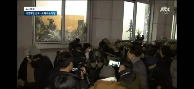 韩国军警破窗闯入国会 戒严令引发冲突