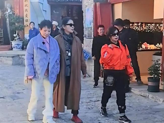 63岁的蔡明走到今天该怪谁呢?成于春晚败于自己 难怪她再也没上过春晚了!