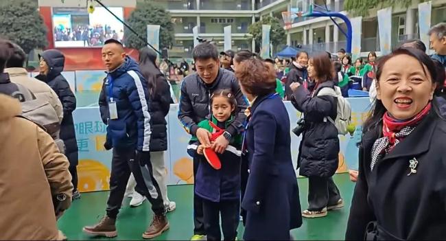 邱贻可带孙颖莎来到男儿小豌豆的学校，大小男儿同框老父亲一脸笑意