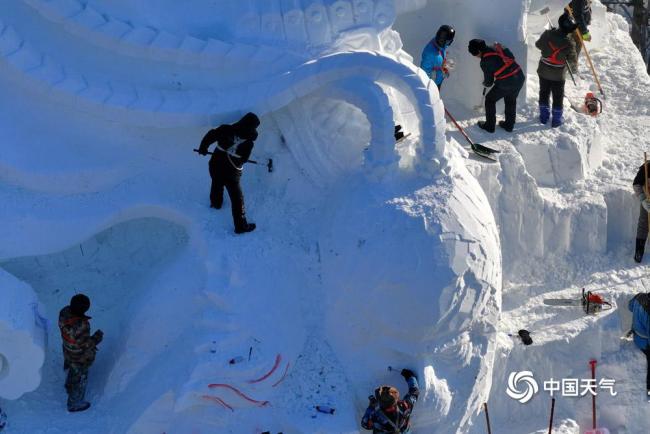 哈尔滨启动采冰建造冰雪景不雅