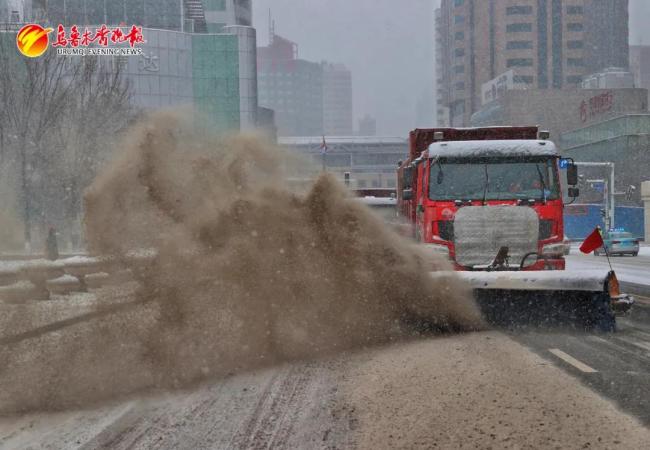 雪中清雪、边下边清……乌鲁木齐扫雪大军震撼出击