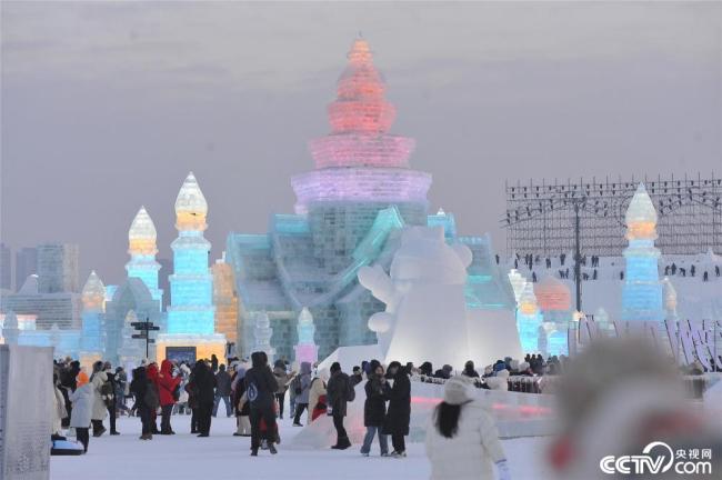 冰雪大寰宇开园 24条冰滑梯体验“速率与情感”