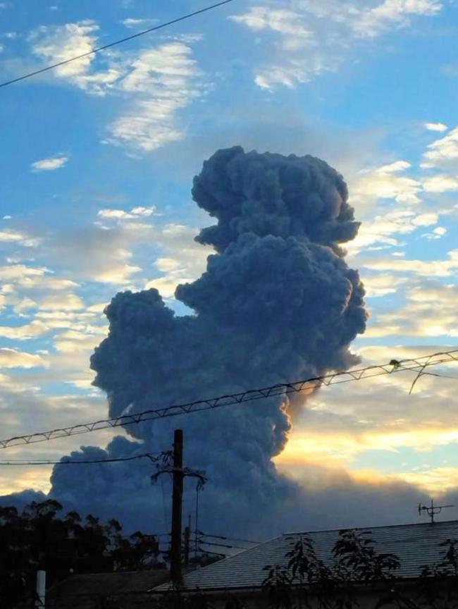 突发！日本火山发生爆炸性喷发 火山灰柱高达3400米