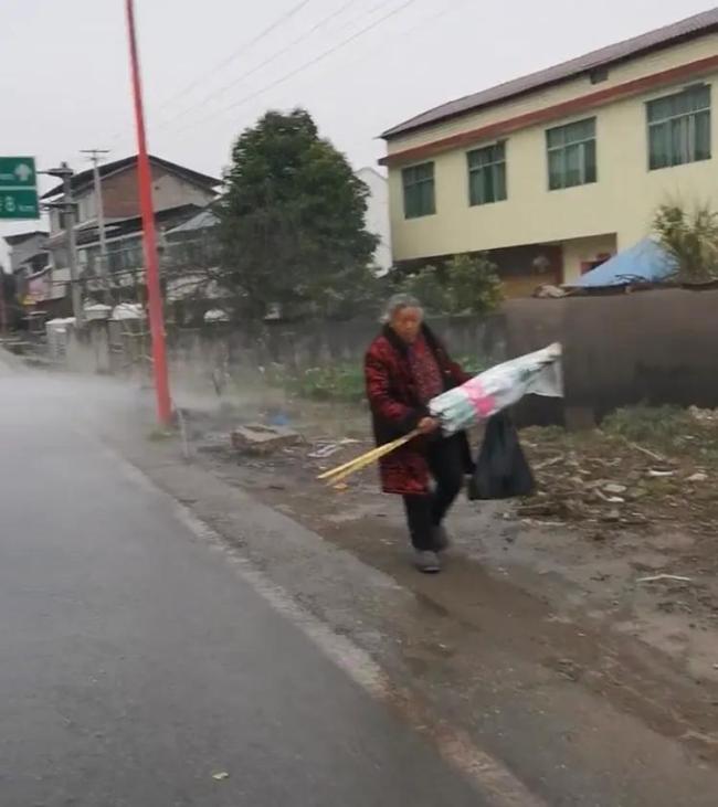 曝洒水车冬天洒水路边多人被喷 无视行人引发争议