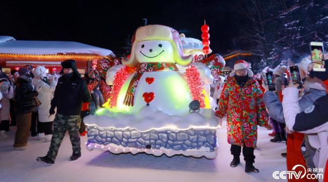 雪乡景区迎客流高峰 游人徜徉冬日童话世界