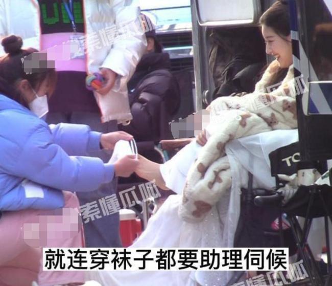 赵露思疑似坐轮椅现身医院 粉丝担忧情绪高涨