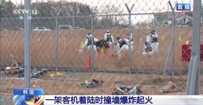 韩国空难发布会现场家属痛哭怒吼 悲痛场景震撼人心