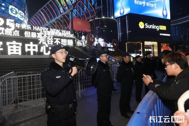 武汉跨年夜：治安平稳有序，城市温暖有光