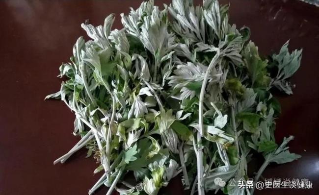 山东一大妈用艾草当枕芯，半年后去医院检查，医生：你干了啥？