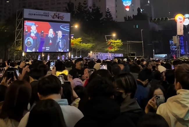 台北跨年活动现场大屏转播央视晚会 意外引发两岸热议